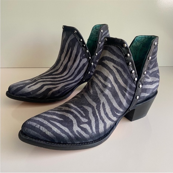 New Corral Zebra Studded Bootie Size 8M - Picture 1 of 8